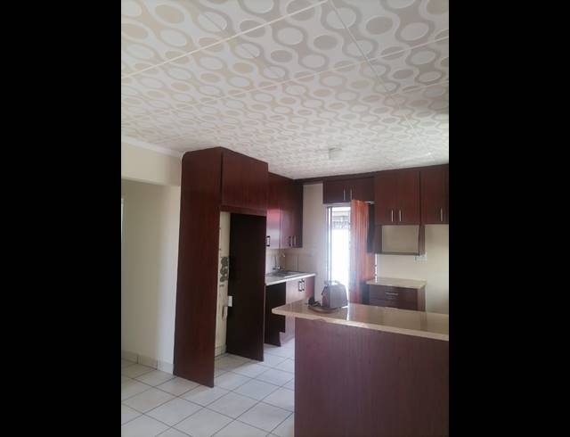 3 BEDROOM HOUSE FOR SALE IN SERALENG